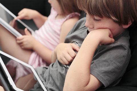 Noch nicht schulpflichtig, aber schon fit in der Tablet-Nutzung: Manchen Eltern macht das Sorgen, manchen Angst