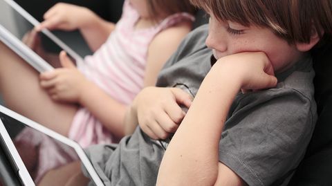 Noch nicht schulpflichtig, aber schon fit in der Tablet-Nutzung: Manchen Eltern macht das Sorgen, manchen Angst