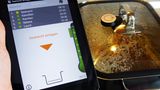 In unserem Test haben wir alle Gemüsesorten vor Kochbeginn geputzt und geschnitten, deshalb ging das Kochen leicht von der Hand. Schneidet man die Zutaten aber während des Kochvorgangs, kommt man ganz schön ins Schwitzen. In unserem ersten Kochtest brüllte uns das iPad an, dass die Karotten in den Dampfgarer müssen, als wir selbige noch schälten. Mit etwas Übung schafften wir selbst komplexe Gerichte in 20-30 Minuten. Während des Kochens entspannt Gitarre spielen, wie es die WMF-Werbung suggeriert, konnten wir trotz einiger Übung nicht.