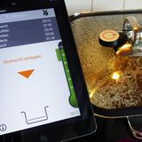 In unserem Test haben wir alle Gemüsesorten vor Kochbeginn geputzt und geschnitten, deshalb ging das Kochen leicht von der Hand. Schneidet man die Zutaten aber während des Kochvorgangs, kommt man ganz schön ins Schwitzen. In unserem ersten Kochtest brüllte uns das iPad an, dass die Karotten in den Dampfgarer müssen, als wir selbige noch schälten. Mit etwas Übung schafften wir selbst komplexe Gerichte in 20-30 Minuten. Während des Kochens entspannt Gitarre spielen, wie es die WMF-Werbung suggeriert, konnten wir trotz einiger Übung nicht.