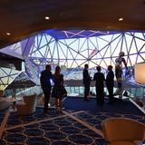 Ein weiteres Highlight befindet sich im Heck: Erst bei der Fahrt auf dem Wasser entfaltet der "Diamant" seine ganze transparente Wirkung - eine Bar, die sich über zwei Decks erstreckt.