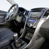 In der Tat wirken die im Innenraum verwendeten Materialien gut verarbeitet und fassen sich auch so an. Die gut ausgeformten Sitze für Fahrer und Beifahrer sind bequem, die Mittelkonsole ist aufgeräumt und übersichtlich gestaltet, alle Knöpfe und Bedienelemente sind da, wo man sie vermutet