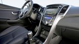 In der Tat wirken die im Innenraum verwendeten Materialien gut verarbeitet und fassen sich auch so an. Die gut ausgeformten Sitze für Fahrer und Beifahrer sind bequem, die Mittelkonsole ist aufgeräumt und übersichtlich gestaltet, alle Knöpfe und Bedienelemente sind da, wo man sie vermutet