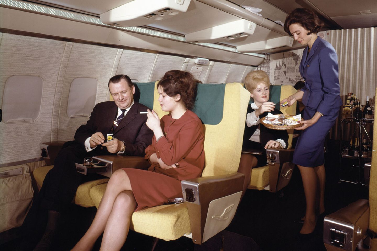 Als das Rauchen an Bord noch nicht verboten war. Zum Senator-Service der Lufthansa gehörte auch das Anbieten von Zigaretten, Zigarren und Streichhölzern.