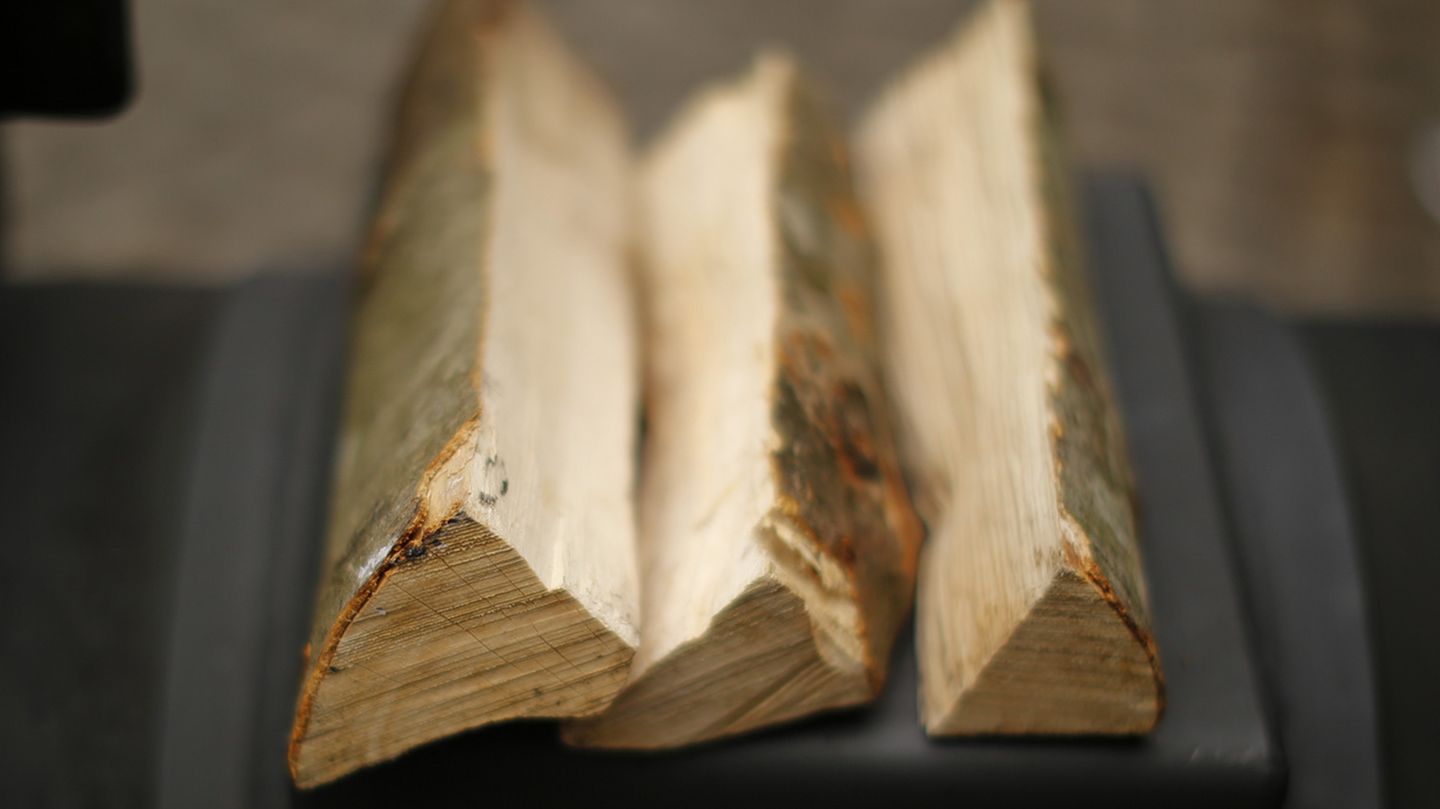 Smoken statt Grillen: Das Holz ist nicht nur Hitzequelle, es ist zugleich Gewürz. Nadelhölzer sind wegen ihres Harzgehaltes daher tabu, von irgendwelchen Holzabfällen aus dem Haushalt ganz zu schweigen. Erste Wahl sind Aromahölzer, wobei nicht jedes Holz zu jedem Grillgut passt. Alleskönner sind Buche, Erle und Eiche. Ihr Aroma harmoniert nicht nur mit Rind und Schwein, sondern auch mit Fisch sowie Geflügel. Kirsche und Apfel geben eine leicht fruchtige Note. Und knochentrocken muss es sein. Optimal ist zwei Jahre altes Holz. Zehn Kilo Smokerholz kosten rund 25 Euro. Das Holz ist nicht nur Hitzequelle, es ist zugleich Gewürz. Nadelhölzer sind wegen ihres Harzgehaltes daher tabu, von irgendwelchen Holzabfällen aus dem Haushalt ganz zu schweigen. Erste Wahl sind Aromahölzer, wobei nicht jedes Holz zu jedem Grillgut passt. Alleskönner sind Buche, Erle und Eiche. Ihr Aroma harmoniert nicht nur mit Rind und Schwein, sondern auch mit Fisch sowie Geflügel. Kirsche und Apfel geben eine leicht fruchtige Note. Und knochentrocken muss es sein. Optimal ist zwei Jahre altes Holz. Zehn Kilo Smokerholz kosten rund 25 Euro.