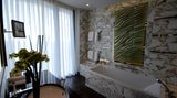 Die Bäder sind bis zur Decke mit eigens in Carrara ausgesuchtem Marmor ausgestattet. Die Zimmerpreise beginnen bei 250 Euro, buchbar ab Februar 2013. Am Preiskampf der Berliner Luxus-Hotellerie wolle man sich nicht beteiligen, sagt Direktor Niemann. "Unsere Zielgruppe kommt zum größten Teil aus dem Ausland, aus dem Mittleren Osten und aus den USA."