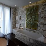 Die Bäder sind bis zur Decke mit eigens in Carrara ausgesuchtem Marmor ausgestattet. Die Zimmerpreise beginnen bei 250 Euro, buchbar ab Februar 2013. Am Preiskampf der Berliner Luxus-Hotellerie wolle man sich nicht beteiligen, sagt Direktor Niemann. "Unsere Zielgruppe kommt zum größten Teil aus dem Ausland, aus dem Mittleren Osten und aus den USA."