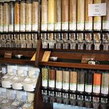 Nudeln, Haferflocken, Mehl oder Kichererbsen: Alle nicht verderblichen Lebensmittel stecken in Boxen zum Selbstabfüllen. Die Idee hat die gebürtige Französin aus ihrem Mutterland. Dort setzt die Kette Biocoop solche Spender ein.