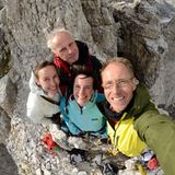 Kleine Zinne: Südkante  Nach 14 Seillängen stehen die beiden Seilschaften glücklich auf dem Gipfel und lächeln in das Ultra-Weitwinkelobjektiv.