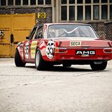 Um die mehr als 500 Pferdestärken auf den Asphalt zu bringen, sind gewaltige Breitreifen nötig.