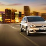 Der neue Golf ist ein Golf - die Wiedererkennbarkeit lässt sich nicht bestreiten. Nach längerer Betrachtung sieht man die Unterschiede: etwa die schärferen Linie auf der Haube und in den Scheinwerfern.