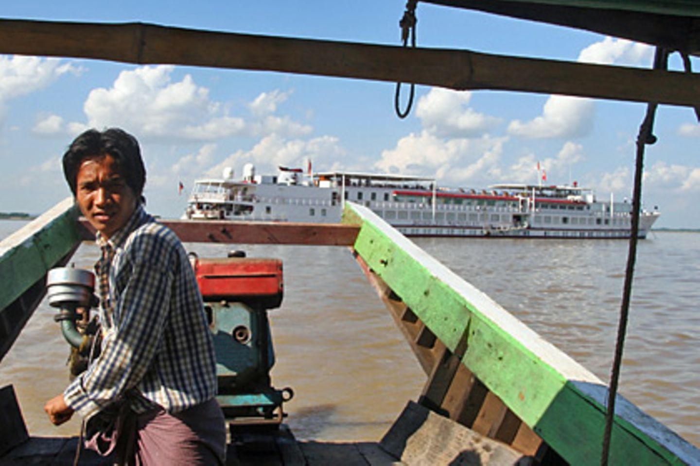 Ausbooten auf dem Irawadi: im Hintergrund das Flussschiff "Road to Mandalay"