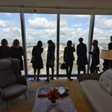 Mit dem Expressfahrstuhl geht es in das 35. Stockwerk zum Empfang - und jeden Gast zieht es sofort an die bodentiefen Fenster. Möwen und Hubschrauber fliegen teilweise unter einem vorbei.