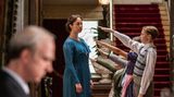 Der Film schließt mit Adolf Hitlers Einzug in Bayreuth. Winifred Wagner ist eine glühende Anhängerin Hitlers, der in der Familie "Onkel Wolf" genannt wird. Ein Bonmot hat der Film noch parat: Als das Gespräch auf Hitlers Vegetarismus zu sprechen kommt, sagt eine Tochter: "Ein Wolf, der kein Fleisch isst, ist ein Lügner".  Daraus folgt jedoch nichts: In der letzten Szene übt Winifred mit den Kindern den deutschen Gruß. Dann kommt "der Führer".