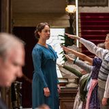 Der Film schließt mit Adolf Hitlers Einzug in Bayreuth. Winifred Wagner ist eine glühende Anhängerin Hitlers, der in der Familie "Onkel Wolf" genannt wird. Ein Bonmot hat der Film noch parat: Als das Gespräch auf Hitlers Vegetarismus zu sprechen kommt, sagt eine Tochter: "Ein Wolf, der kein Fleisch isst, ist ein Lügner".  Daraus folgt jedoch nichts: In der letzten Szene übt Winifred mit den Kindern den deutschen Gruß. Dann kommt "der Führer".