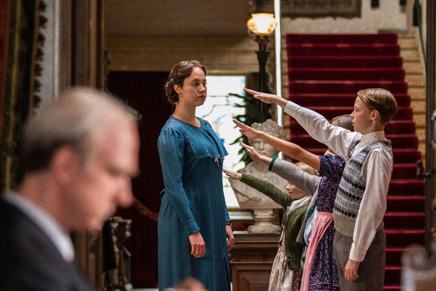 "Der Wagner-Clan": Der Film schließt mit Adolf Hitlers Einzug in Bayreuth. Winifred Wagner ist eine glühende Anhängerin Hitlers, der in der Familie "Onkel Wolf" genannt wird. Ein Bonmot hat der Film noch parat: Als das Gespräch auf Hitlers Vegetarismus zu sprechen kommt, sagt eine Tochter: "Ein Wolf, der kein Fleisch isst, ist ein Lügner". Daraus folgt jedoch nichts: In der letzten Szene übt Winifred mit den Kindern den deutschen Gruß. Dann kommt "der Führer". Der Film schließt mit Adolf Hitlers Einzug in Bayreuth. Winifred Wagner ist eine glühende Anhängerin Hitlers, der in der Familie "Onkel Wolf" genannt wird. Ein Bonmot hat der Film noch parat: Als das Gespräch auf Hitlers Vegetarismus zu sprechen kommt, sagt eine Tochter: "Ein Wolf, der kein Fleisch isst, ist ein Lügner". Daraus folgt jedoch nichts: In der letzten Szene übt Winifred mit den Kindern den deutschen Gruß. Dann kommt "der Führer".