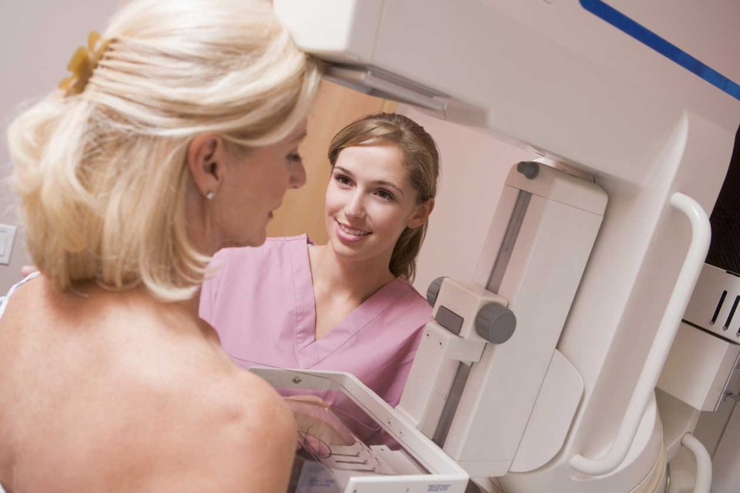 Die Mammografie dient dazu, Tumore in der Brust frühzeitig zu entdecken.