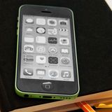 Trick 11: Nacht-Modus  Bei Tag liest es sich auf dem iPhone-Bildschirm sehr angenehm, bei Nacht ist er aber schnell zu hell. Um auch im Dunkeln augenschonend zu lesen, wechseln Sie am besten einfach in den Schwarz-Weiß-Modus. Dazu tippen Sie in den Einstellungen zunächst auf "Allgemein" und dann "Bedienungshilfen". Die Schwarz-Weiß-Funktion nennt sich dort "Graustufen".