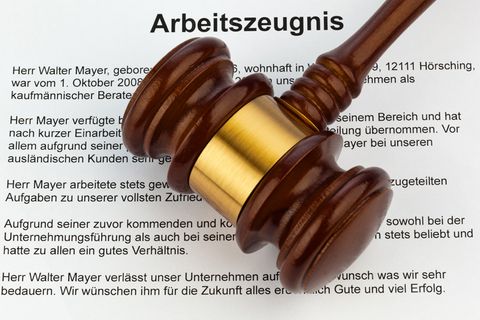Das Wörtchen "stets" kann im Arbeitszeugnis Zünglein an der Waage  sein, ob die Gesamtnote gut oder befriedigend ist. Das  Bundesarbeitsgericht bleibt bei seiner Linie: Ein Befriedigend zeigt  eine durchschnittliche Leistung an.
