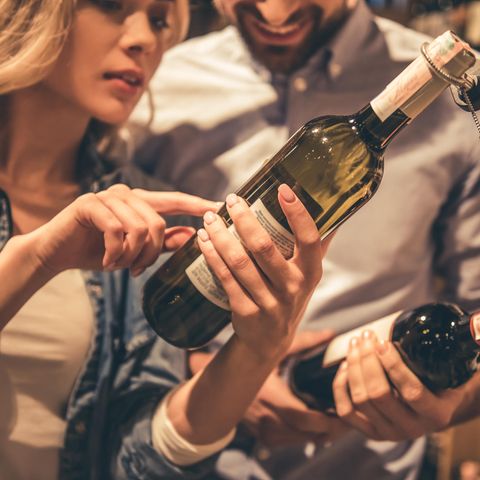 Wenn man den Wein nicht schon probiert hat, liefert das Etikett die einzigen Hinweise auf den Flascheninhalt. Leider sind die Angaben darauf alles andere als selbsterklärend. Mehr noch: Oft sind sie sogar verwirrend und unverständlich.