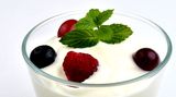Auch wenn Ihnen vor Stress der Appetit vergeht, sollten Sie etwas essen. Versuchen Sie es mit etwas Leichtem: einem Joghurt mit Früchten zum Beispiel.