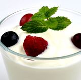 Auch wenn Ihnen vor Stress der Appetit vergeht, sollten Sie etwas essen. Versuchen Sie es mit etwas Leichtem: einem Joghurt mit Früchten zum Beispiel.