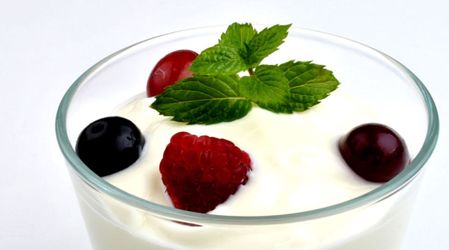 Auch wenn Ihnen vor Stress der Appetit vergeht, sollten Sie etwas essen. Versuchen Sie es mit etwas Leichtem: einem Joghurt mit Früchten zum Beispiel.