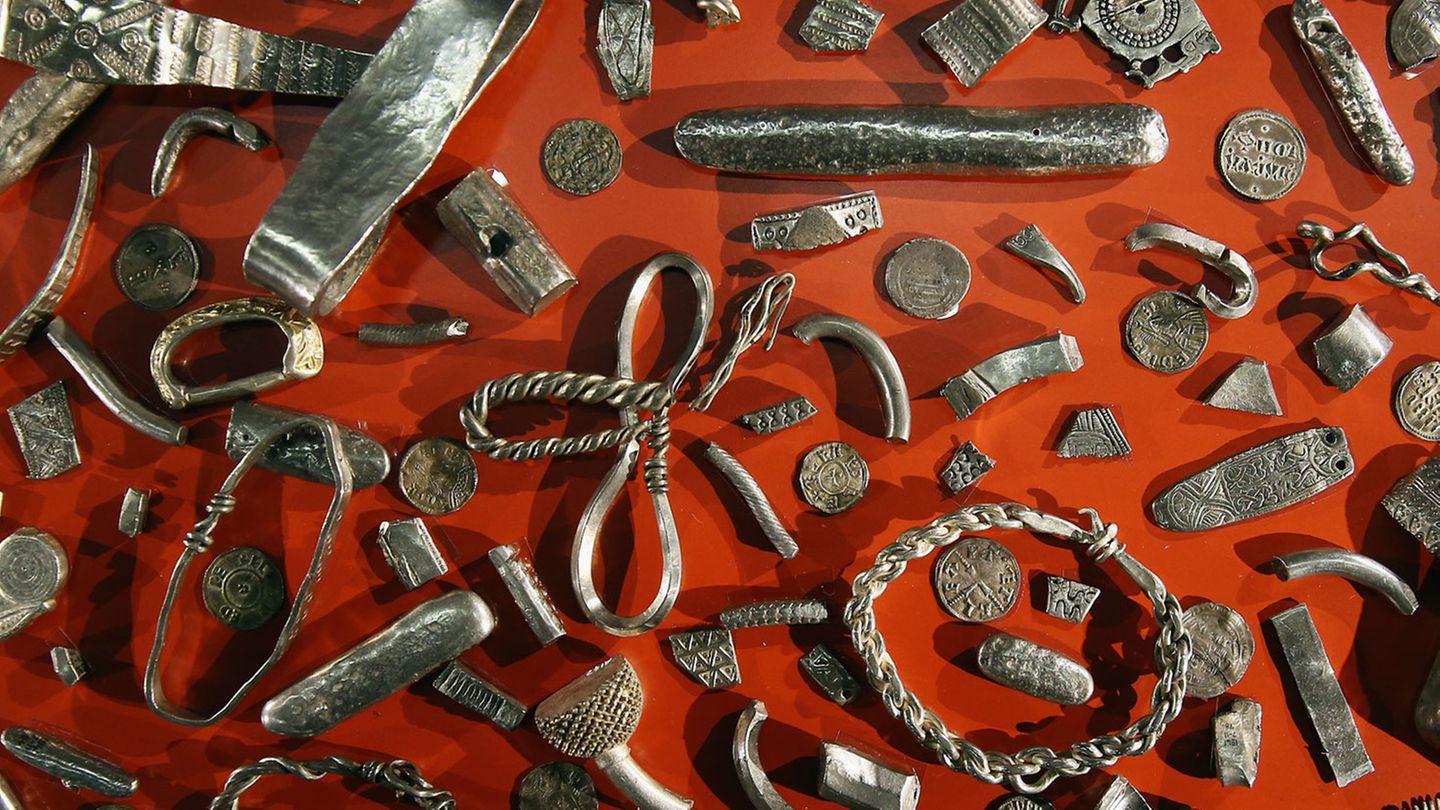 Ganz schön viel Metall: Im Britischen Museum sind unter anderem der Silberfund von Harrogate, 617 Münzen und andere Klimpereien, und der berühmte Goldschatz von Hiddensee zu sehen.  Mehr Infos zu der Ausstellung "Wikinger - Leben und Legende" gibt es hier.