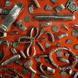 Ganz schön viel Metall: Im Britischen Museum sind unter anderem der Silberfund von Harrogate, 617 Münzen und andere Klimpereien, und der berühmte Goldschatz von Hiddensee zu sehen.  Mehr Infos zu der Ausstellung "Wikinger - Leben und Legende" gibt es hier.