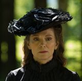 Für die Rolle der Cosima Wagner hat Produzent Oliver Berben seine eigene Mutter Iris besetzt. Die spielt die Patriarchin des Grünen Hügels als alternde Frau, die von einem Schuldkomplex getrieben wird und deshalb mit unerbittlicher Härte über ihre Familie herrscht. Doch dazu später mehr...