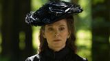 Für die Rolle der Cosima Wagner hat Produzent Oliver Berben seine eigene Mutter Iris besetzt. Die spielt die Patriarchin des Grünen Hügels als alternde Frau, die von einem Schuldkomplex getrieben wird und deshalb mit unerbittlicher Härte über ihre Familie herrscht. Doch dazu später mehr...