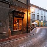 Café Camelot, Krakau  Das Café Camelot befindet sich im alten Krakau in einem Gebäude aus dem 15. Jahrhundert. Sein Besitzer ist Kunstsammler, weshalb das Café mit zahlreichen Bildern und Kunstgegenständen ausgestattet ist. Im Keller des Cafés tritt regelmäßig ein Kabarett auf.