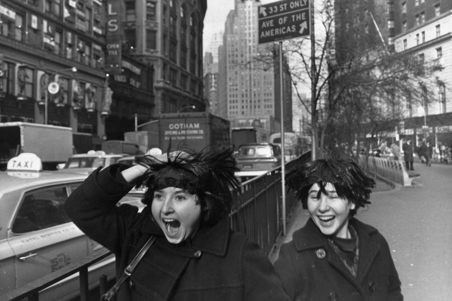 Popmusik: Viel Bewegungsfreiheit hatten die Musiker jedoch nicht. Wo immer sie auftauchten, wurden sie von kreischenden Mädchen erwartet. Diese beiden jungen Damen haben sich auf die Ankunft der Beatles besonders gründlich vorbereitet: Sie haben sich spezielle Perücken besorgt, die die typische Pilzkopf-Frisur imitiert. Viel Bewegungsfreiheit hatten die Musiker jedoch nicht. Wo immer sie auftauchten, wurden sie von kreischenden Mädchen erwartet. Diese beiden jungen Damen haben sich auf die Ankunft der Beatles besonders gründlich vorbereitet: Sie haben sich spezielle Perücken besorgt, die die typische Pilzkopf-Frisur imitiert.