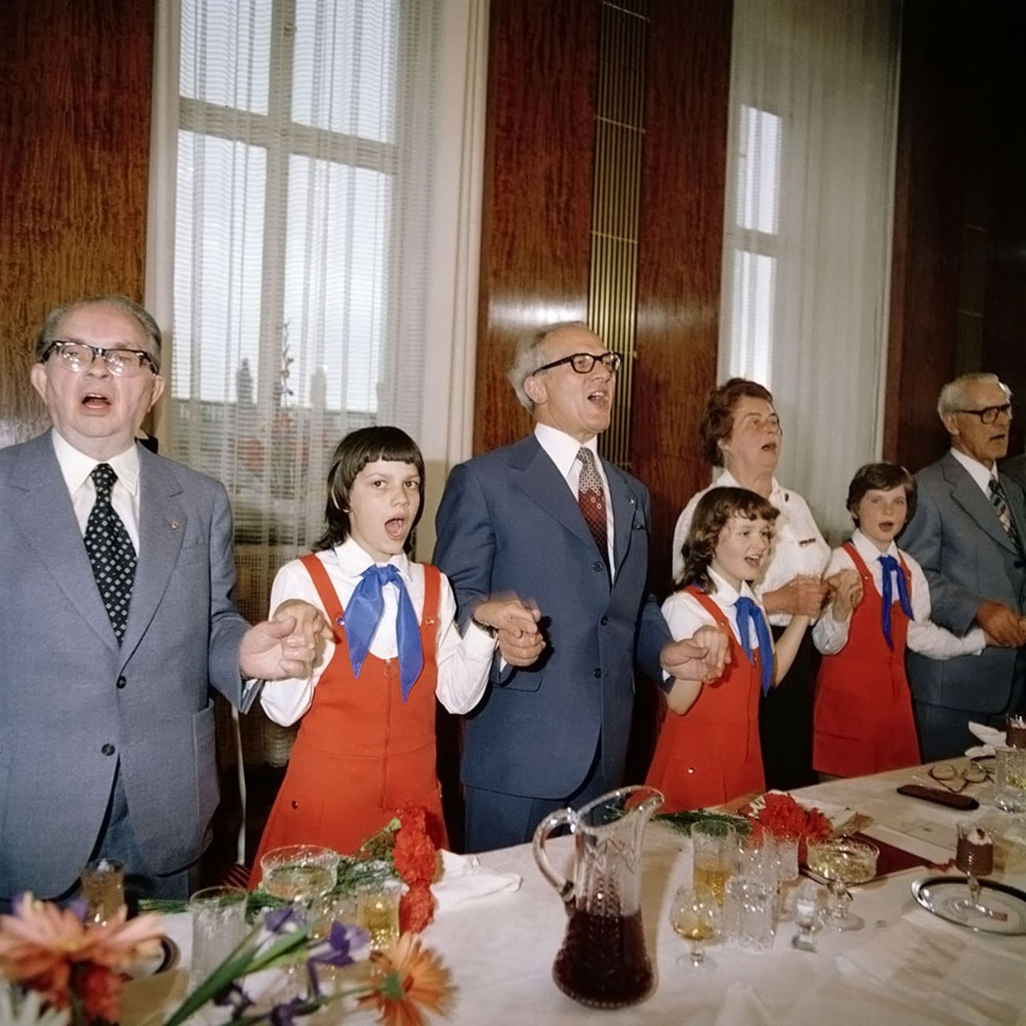 Im Singen war er ganz groß: Erich Honecker (Mitte) bei einem Veteranentreffen 1979 in Ost-Berlin. Die Ausstellung "Alltag in der DDR" zeigt ab dem 7. November im Museum "The Kennedys" mehr als 60 Fotografien von Thomas Billhardt.