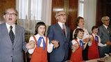 Im Singen war er ganz groß: Erich Honecker (Mitte) bei einem Veteranentreffen 1979 in Ost-Berlin.  Die Ausstellung "Alltag in der DDR" zeigt ab dem 7. November im Museum "The Kennedys" mehr als 60 Fotografien von Thomas Billhardt.