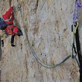 Westliche Zinne: Nordwand  Die sechste Seillänge ist die Schlüsselstelle: Der Beginn eines langen Quergangs nach links in der überhängenden Wand in Richtung des "fast immer im Betrieb befindlichen schwarzen Wasserstreifens". Wenn alles frei geklettert wird - also auf ein Weiterkommen durch die Benutzung von Haken als Steighilfe und durch Trittleitern verzichtet wird -, ist dieses eine Tour im obersten Schwierigkeitsgrad (VIII-).
