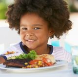 Sorgen Sie für eine entspannte Stimmung am Tisch und haben Sie Geduld, wenn Ihr Kind erst noch lernt, mit dem Besteck umzugehen. Loben Sie es! Das motiviert Ihr Kind mehr, als wenn Sie nur kritisieren