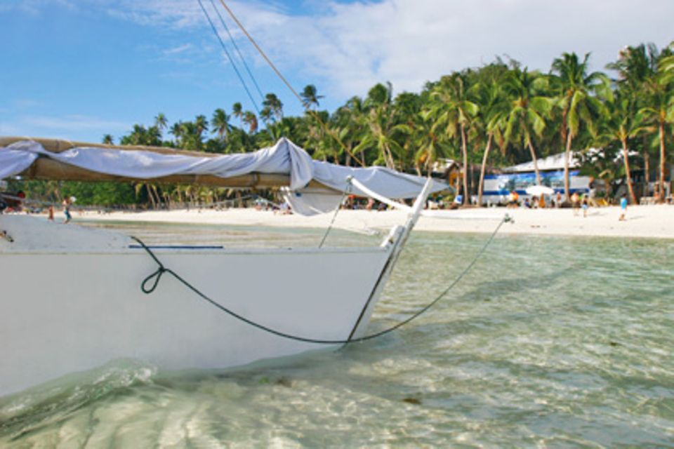 Die Philippinen verzaubern mit Traumstränden, wie die Insel Boracay, eines der bekanntesten Badeparadiese des Landes