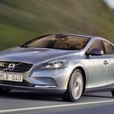 Bislang teilen sich im Lager der kompakten Premium-Autos vorwiegend zwei Fahrzeuge den lukrativen Kuchen: Audi A3 und BMW Einser. Gefahr von Mitbewerbern drohte bislang nicht. Wenn in der kommenden Woche am 8. März der Genfer Automobilsalon seine Tore öffnet, wird sich diese Situation allerdings ändern. Einmal, weil künftig auch Mercedes mit der komplett neu konzipierten A-Klasse ein kräftiges Wort mitreden will. Doch die viel größere Überraschung kommt aus dem Norden und heißt Volvo V40. Vorstandschef Stefan Jacoby, bezeichnet den Wagen denn auch selbstbewusst als "wake-up-call" für die Wettbewerber.  Ob Jacoby damit richtig liegt, muss erst die Zukunft klären. Von der Papierform spricht jedenfalls nichts gegen den Erfolg des Schweden. Zumindest gelang es Volvo, ein formal äußerst attraktives und gut proportioniertes Auto auf die Räder zu stellen, um sich damit zurück auf die Shopping-List der Premium-Kunden zu bringen. Ein Ziel, das der im gleichen Segment angesiedelte C30 nie so richtig erreicht hat. Der V40 wird das seit 2006 gebaute Steilheck-Coupé allerdings nicht ersetzen, sondern vielmehr den S40 und V50 ablösen. Beide laufen im Mai aus. Dann beginnt im belgischen Gent die Produktion des V40. Angepeilt sind rund 90.000 Einheiten pro Jahr. Zum Händler rollt der neue Schwede dann im August. Jacoby nennt einen Einstiegspreis von unter 25.000 Euro.