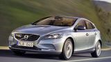 Bislang teilen sich im Lager der kompakten Premium-Autos vorwiegend zwei Fahrzeuge den lukrativen Kuchen: Audi A3 und BMW Einser. Gefahr von Mitbewerbern drohte bislang nicht. Wenn in der kommenden Woche am 8. März der Genfer Automobilsalon seine Tore öffnet, wird sich diese Situation allerdings ändern. Einmal, weil künftig auch Mercedes mit der komplett neu konzipierten A-Klasse ein kräftiges Wort mitreden will. Doch die viel größere Überraschung kommt aus dem Norden und heißt Volvo V40. Vorstandschef Stefan Jacoby, bezeichnet den Wagen denn auch selbstbewusst als "wake-up-call" für die Wettbewerber.  Ob Jacoby damit richtig liegt, muss erst die Zukunft klären. Von der Papierform spricht jedenfalls nichts gegen den Erfolg des Schweden. Zumindest gelang es Volvo, ein formal äußerst attraktives und gut proportioniertes Auto auf die Räder zu stellen, um sich damit zurück auf die Shopping-List der Premium-Kunden zu bringen. Ein Ziel, das der im gleichen Segment angesiedelte C30 nie so richtig erreicht hat. Der V40 wird das seit 2006 gebaute Steilheck-Coupé allerdings nicht ersetzen, sondern vielmehr den S40 und V50 ablösen. Beide laufen im Mai aus. Dann beginnt im belgischen Gent die Produktion des V40. Angepeilt sind rund 90.000 Einheiten pro Jahr. Zum Händler rollt der neue Schwede dann im August. Jacoby nennt einen Einstiegspreis von unter 25.000 Euro.