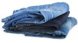 Jeans - 8000 Liter Wasser pro Kilogramm Rund 8000 Liter umfasst der Wasserfußabdruck einer Jeans mit 800 Gramm Gewicht – das entspricht rund 50 Badewannen à 160 Liter. Verantwortlich für den extrem hohen Verbrauch ist der aufwändige und wasserintensive Anbau von Baumwolle. Für ein T-Shirt (250 Gramm) werden 2500 Liter Wasser fällig.