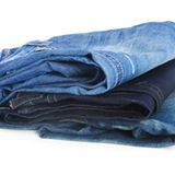 Jeans - 8000 Liter Wasser pro Kilogramm Rund 8000 Liter umfasst der Wasserfußabdruck einer Jeans mit 800 Gramm Gewicht – das entspricht rund 50 Badewannen à 160 Liter. Verantwortlich für den extrem hohen Verbrauch ist der aufwändige und wasserintensive Anbau von Baumwolle. Für ein T-Shirt (250 Gramm) werden 2500 Liter Wasser fällig.