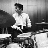 Die Welt kannte Elvis vor allem als Sänger und Gitarrist. Der Superstar konnte aber auch Schlagzeug spielen, wie dieses Foto aus Virginia zeigt.