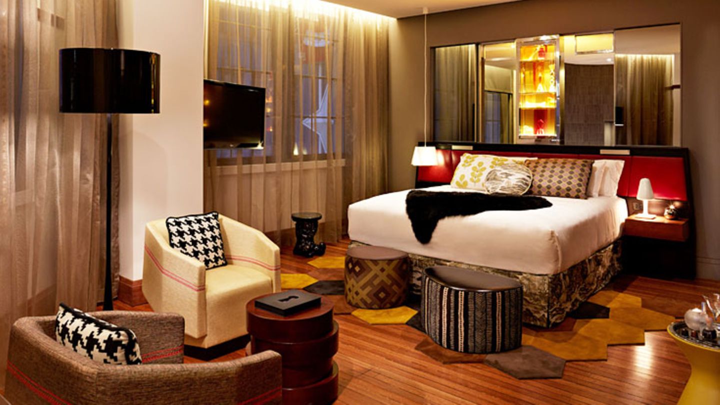 Hotels und Lodges in Down Under: New South Wales: QT Sydney Im September 2012 eröffnete das QT Sydney in den oberen Etagen zwei historischer Häuser, dem Traditionskaufhaus Gowings und dem State Theatre. Das Interieur hat den Charme der alten Zeit vor fast 100 Jahren bewahrt und wurde um moderne Designelemente ergänzt, insbesondere auf den 200 Zimmern. Das Designhotel liegt in Laufweite zum Hyde Park, Opernhaus und der Harbour Bridge und ist damit für Touristen attraktiv. New South Wales: QT Sydney Im September 2012 eröffnete das QT Sydney in den oberen Etagen zwei historischer Häuser, dem Traditionskaufhaus Gowings und dem State Theatre. Das Interieur hat den Charme der alten Zeit vor fast 100 Jahren bewahrt und wurde um moderne Designelemente ergänzt, insbesondere auf den 200 Zimmern. Das Designhotel liegt in Laufweite zum Hyde Park, Opernhaus und der Harbour Bridge und ist damit für Touristen attraktiv.