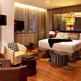 New South Wales: QT Sydney   Im September 2012 eröffnete das QT Sydney in den oberen Etagen zwei historischer Häuser, dem Traditionskaufhaus Gowings und dem State Theatre. Das Interieur hat den Charme der alten Zeit vor fast 100 Jahren bewahrt und wurde um moderne Designelemente ergänzt, insbesondere auf den 200 Zimmern. Das Designhotel liegt in Laufweite zum Hyde Park, Opernhaus und der Harbour Bridge und ist damit für Touristen attraktiv.