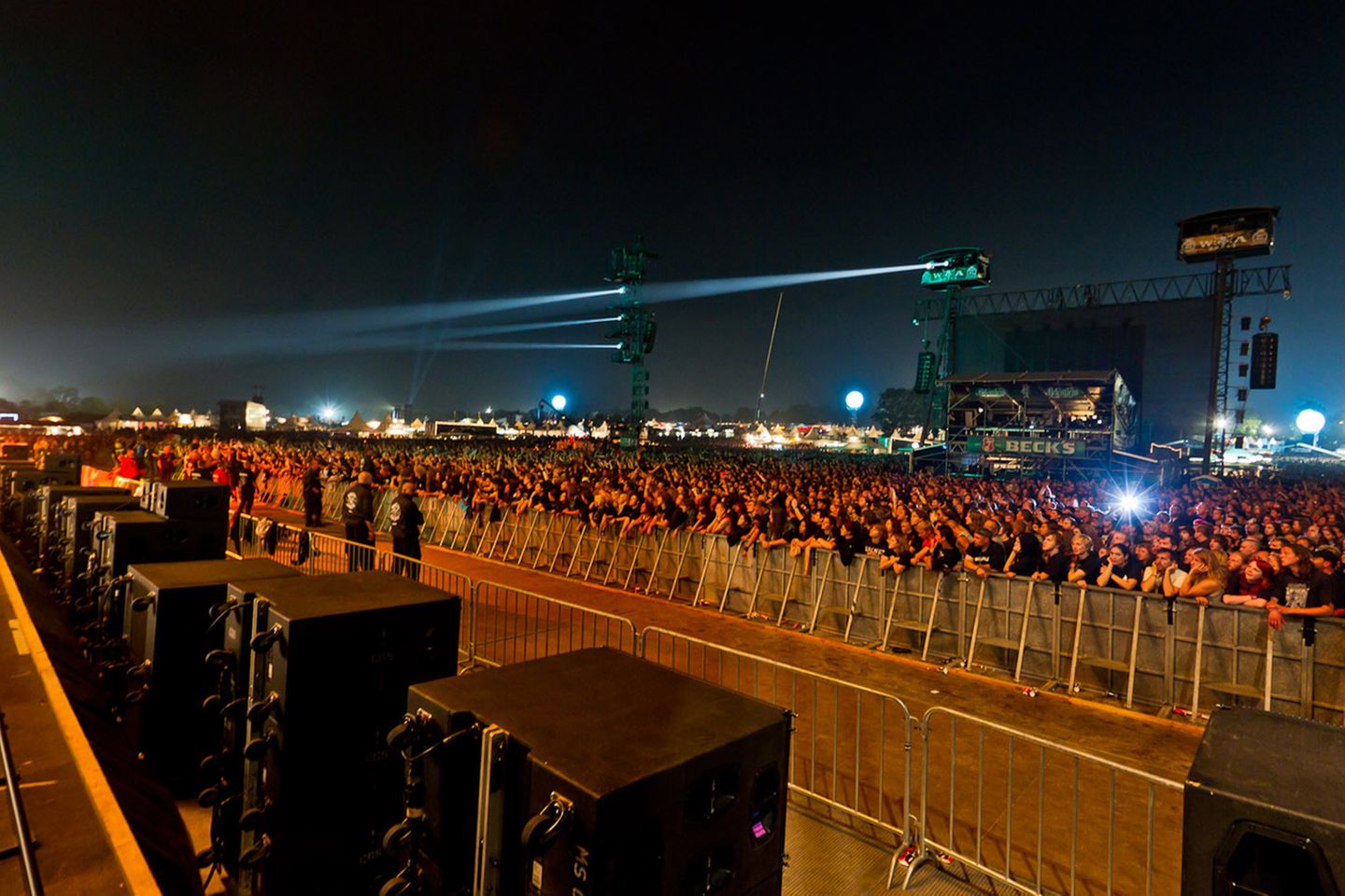 Heute besuchen 75.000 Zuschauer das Festival und aus der gemütlichen Atmosphäre der Anfangsjahre ist mittlerweile eine hochkommerzielle Veranstaltung geworden. Es gibt riesige Merchandise-Areale, Biergärten und einen Mittelaltermarkt namens "Wackinger Dorf".