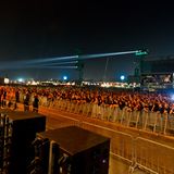Heute besuchen 75.000 Zuschauer das Festival und aus der gemütlichen Atmosphäre der Anfangsjahre ist mittlerweile eine hochkommerzielle Veranstaltung geworden. Es gibt riesige Merchandise-Areale, Biergärten und einen Mittelaltermarkt namens "Wackinger Dorf".