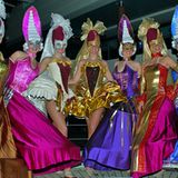 Dolce Vita in Hamburg: Promoter in venezianischen Kostümen aus der Comedia del Arte verteilen Masken, denn die Taufparty steht unter dem Motto "Karneval in Venedig"