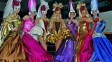 Dolce Vita in Hamburg: Promoter in venezianischen Kostümen aus der Comedia del Arte verteilen Masken, denn die Taufparty steht unter dem Motto "Karneval in Venedig"