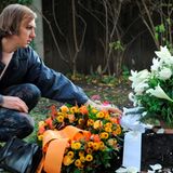 Mit der herausragenden Folge "Der Tod macht Engel aus uns allen" hat sich nun auch der "Polizeiruf 110" in die Sommerpause verabschiedet. Zum Abschluss spielte die Krimireihe noch einmal alle Stärken aus, die sie gegenüber dem "Tatort" besitzt.   Denn während der "Tatort" 35 Mal im Jahr kommt und deswegen Sonntag für Sonntag feste Publikumserwartungen bedienen muss, ist der "Polizeiruf" deutlich flexibler. In den zurückliegenden zwölf Monaten sind nur sieben neue Folgen von vier verschiedenen Teams ausgestrahlt worden.   Aufgrund dieser losen Programmierung können die einzelnen Filme deutlich individueller sein als bei den bisweilen recht schematischen "Tatort"-Fogen. Ein guter "Polizeiruf" weist mehr Ähnlichkeiten mit einem anspruchsvollen Fernsehfilm als mit einem durchschnittlichem Krimi auf.   Die Münchner Folgen mit Lars Eidinger (Foto) ist dafür ein gutes Beispiel: eine komplexe Geschichte, filmisch unkonventionell umgesetzt, die den Zuschauern durchaus etwas abverlangt. Schon jetzt wird die Folge als Anwärter für den Deutschen Fernsehpreis gehandelt. Es wäre nicht der erste Preis für einen "Polizeiruf 110" mit Matthias Brandt!